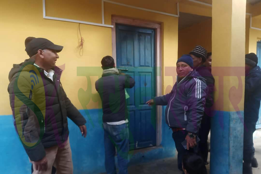 बैतडीको जनप्रिय आविमा लागेको ताला एकहप्ता पछि खुल्यो 